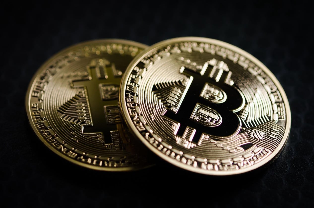 Moneda digital Bitcoin sobre fondo negro