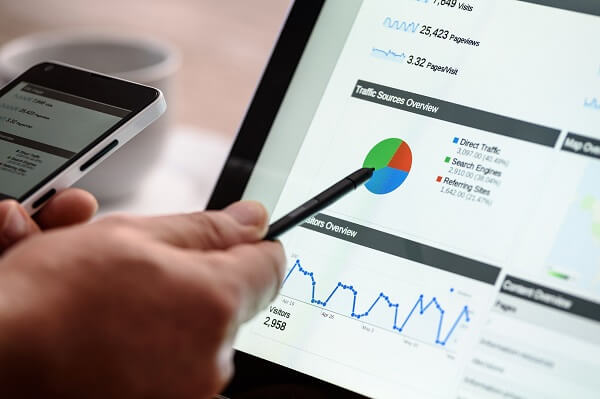 Analista revisando gráficas financieras en su laptop
