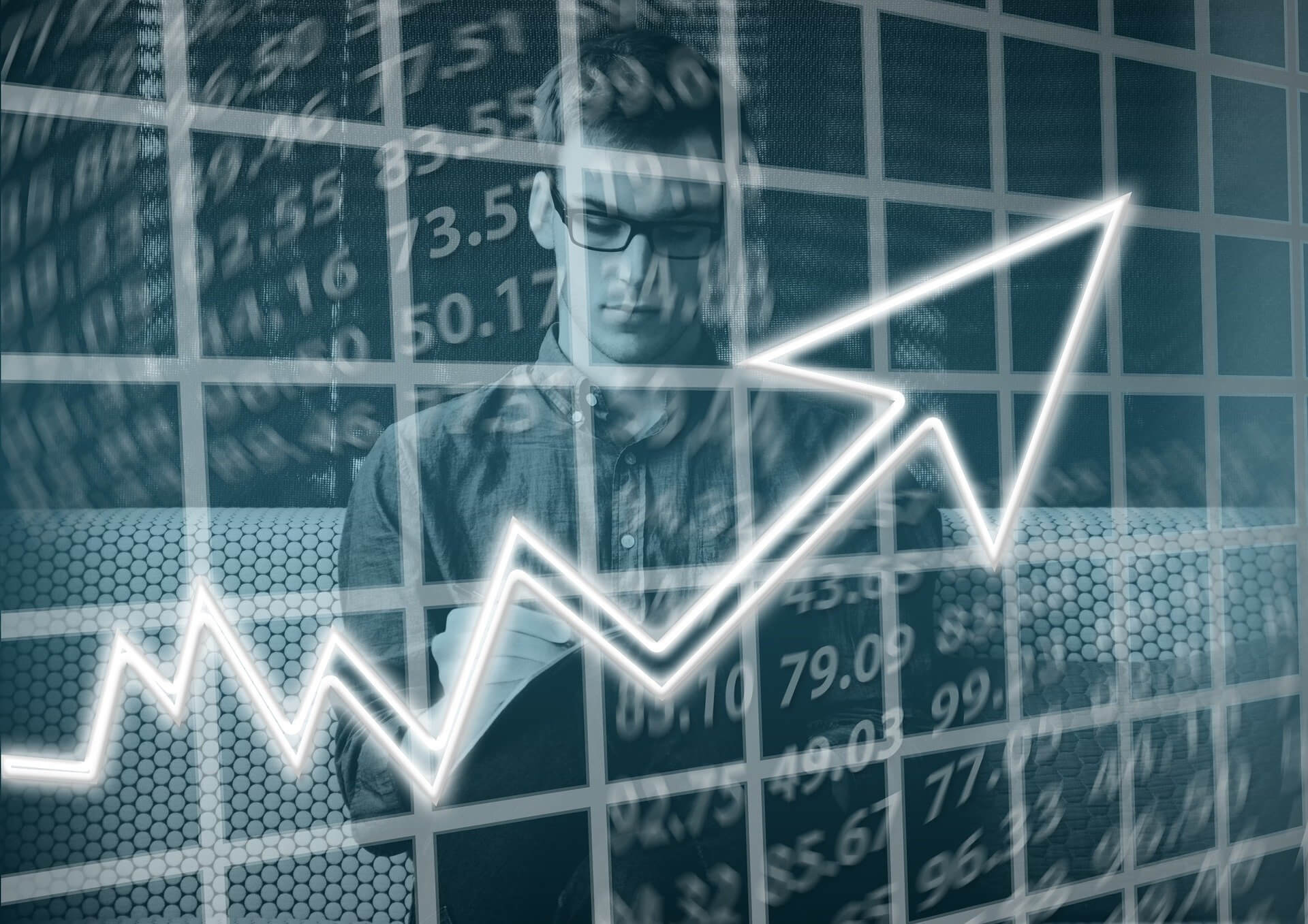 Emprendedor digital explorando herramientas financieras